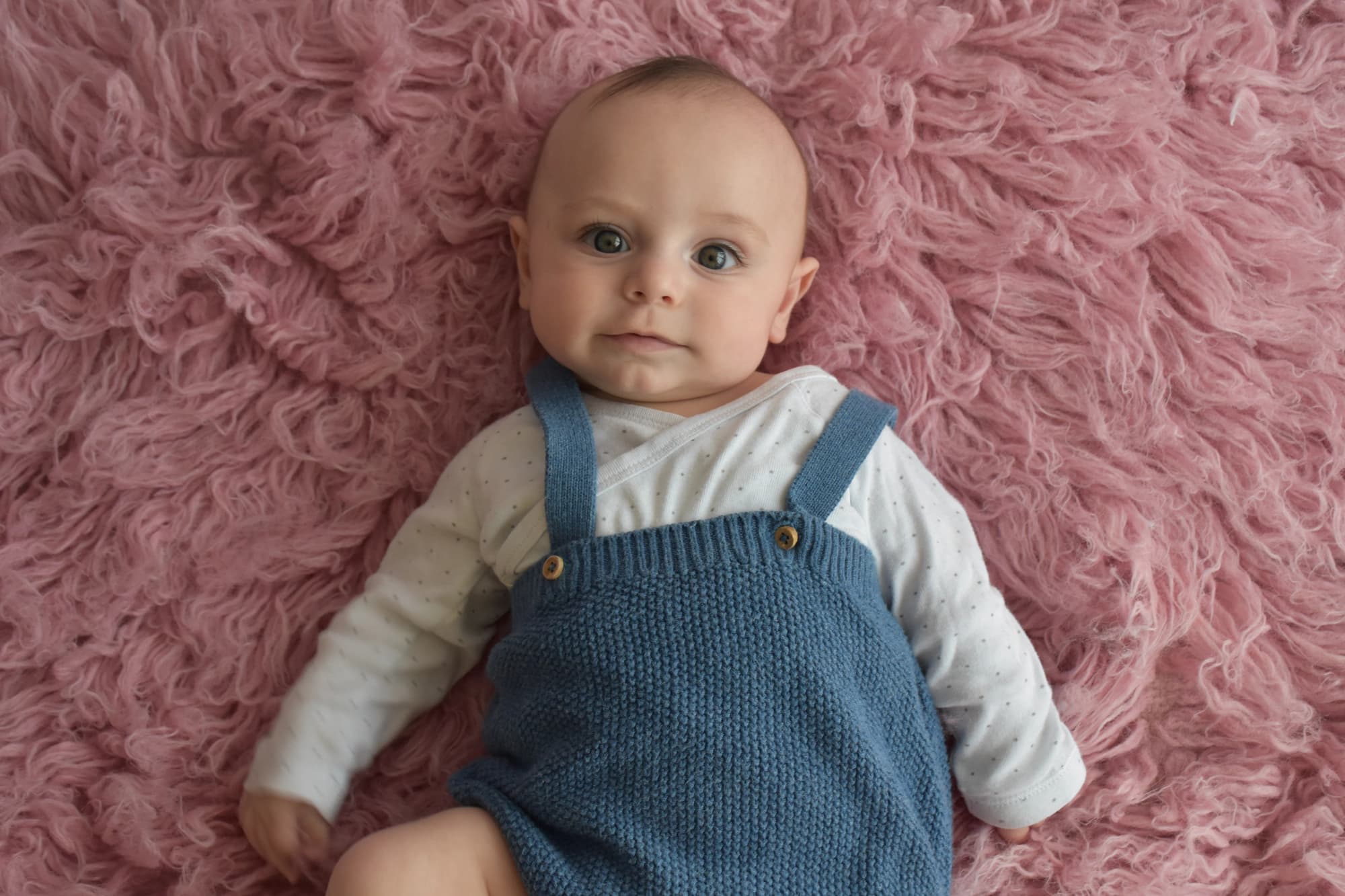 Portrait bébé garcon rose, séance photo bébé à Toulouse