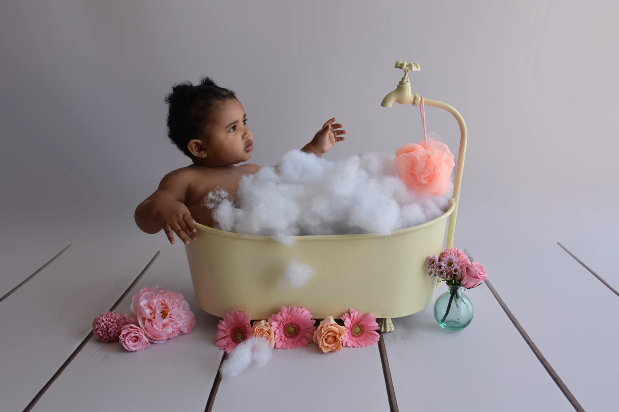 Scene bébé bain detente, séance photo bébé à Toulouse