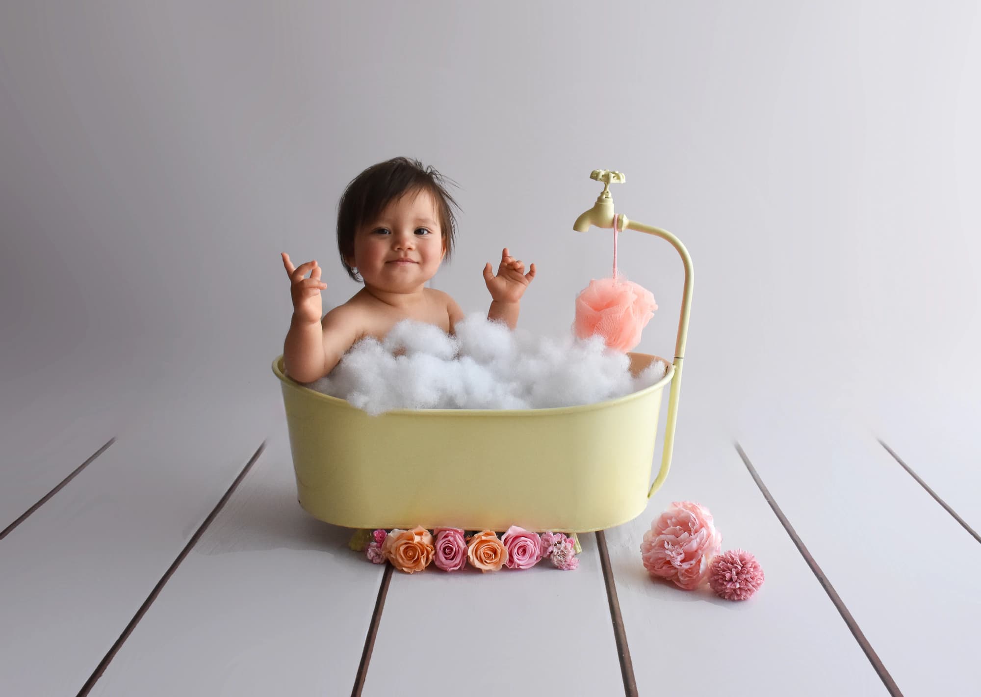 Scene bébé bain joie, séance photo bébé à Toulouse