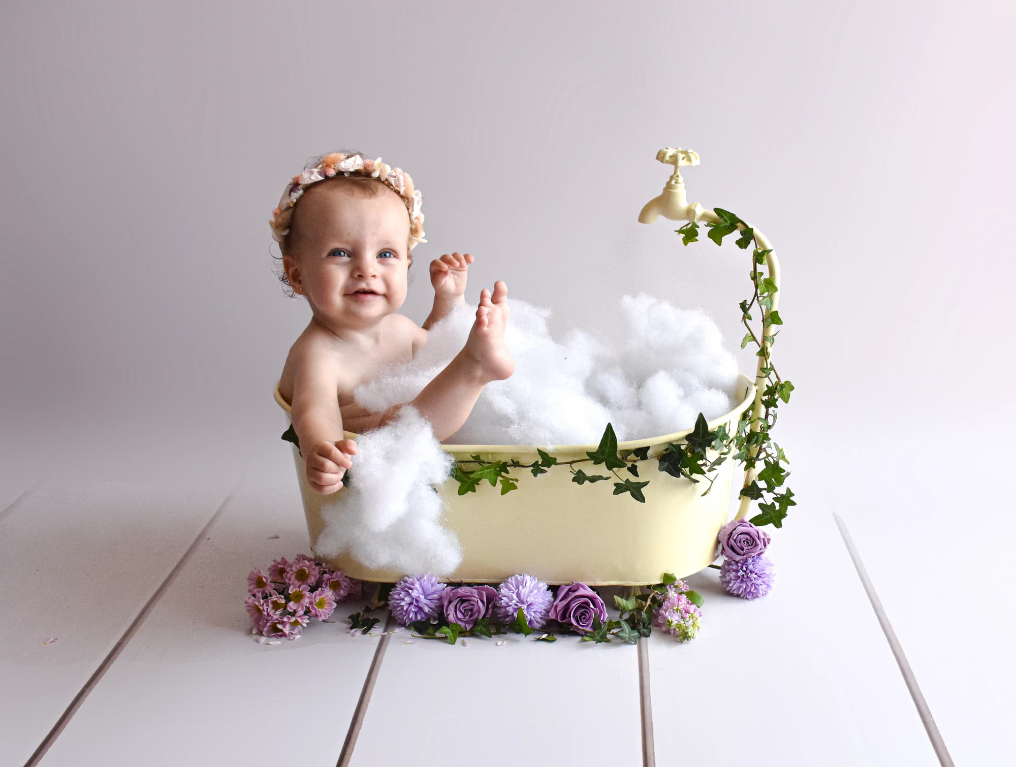 Scene bébé bain pied en lair, séance photo bébé à Toulouse