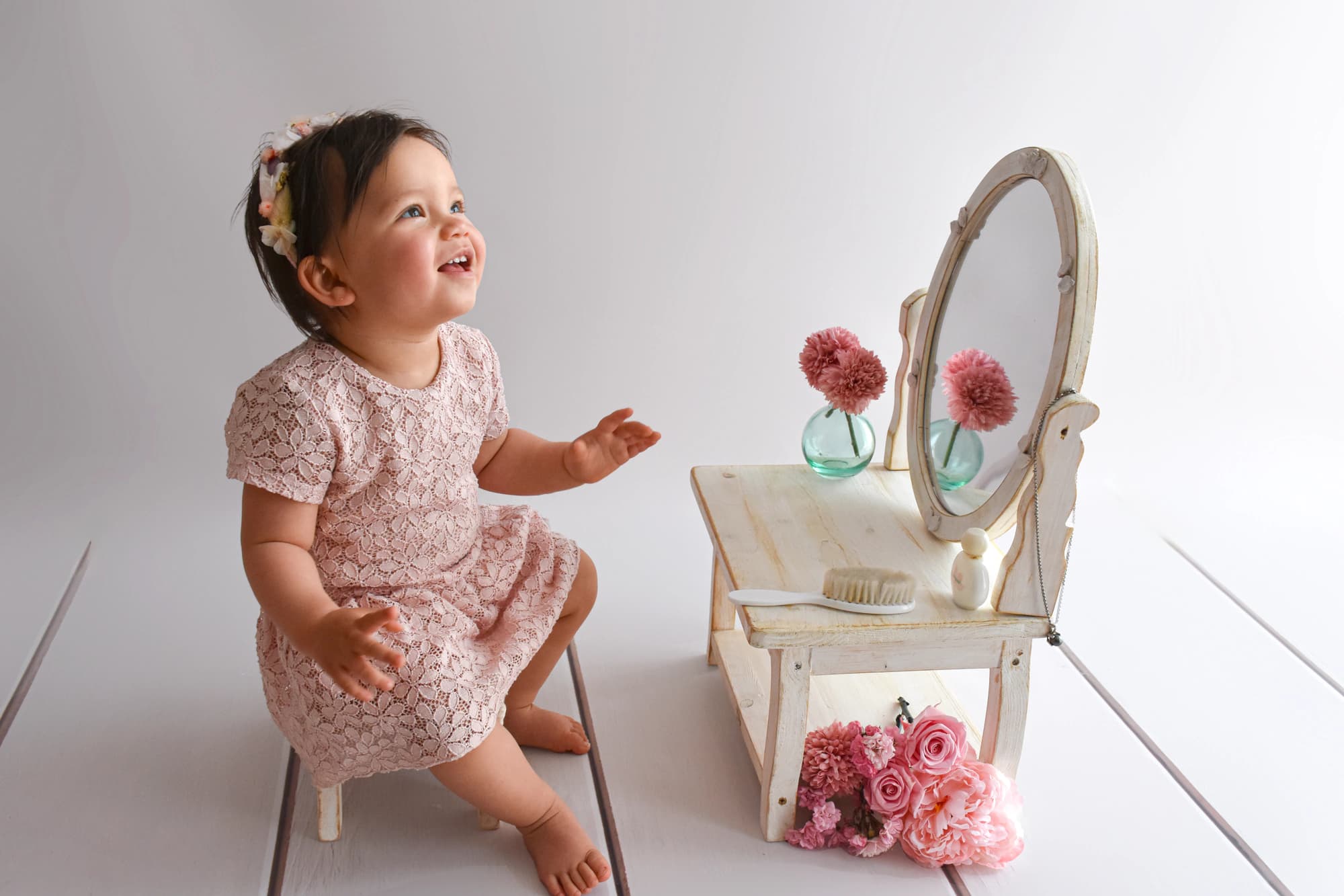 Scene bébé sourire coiffeuse, séance photo bébé à Toulouse