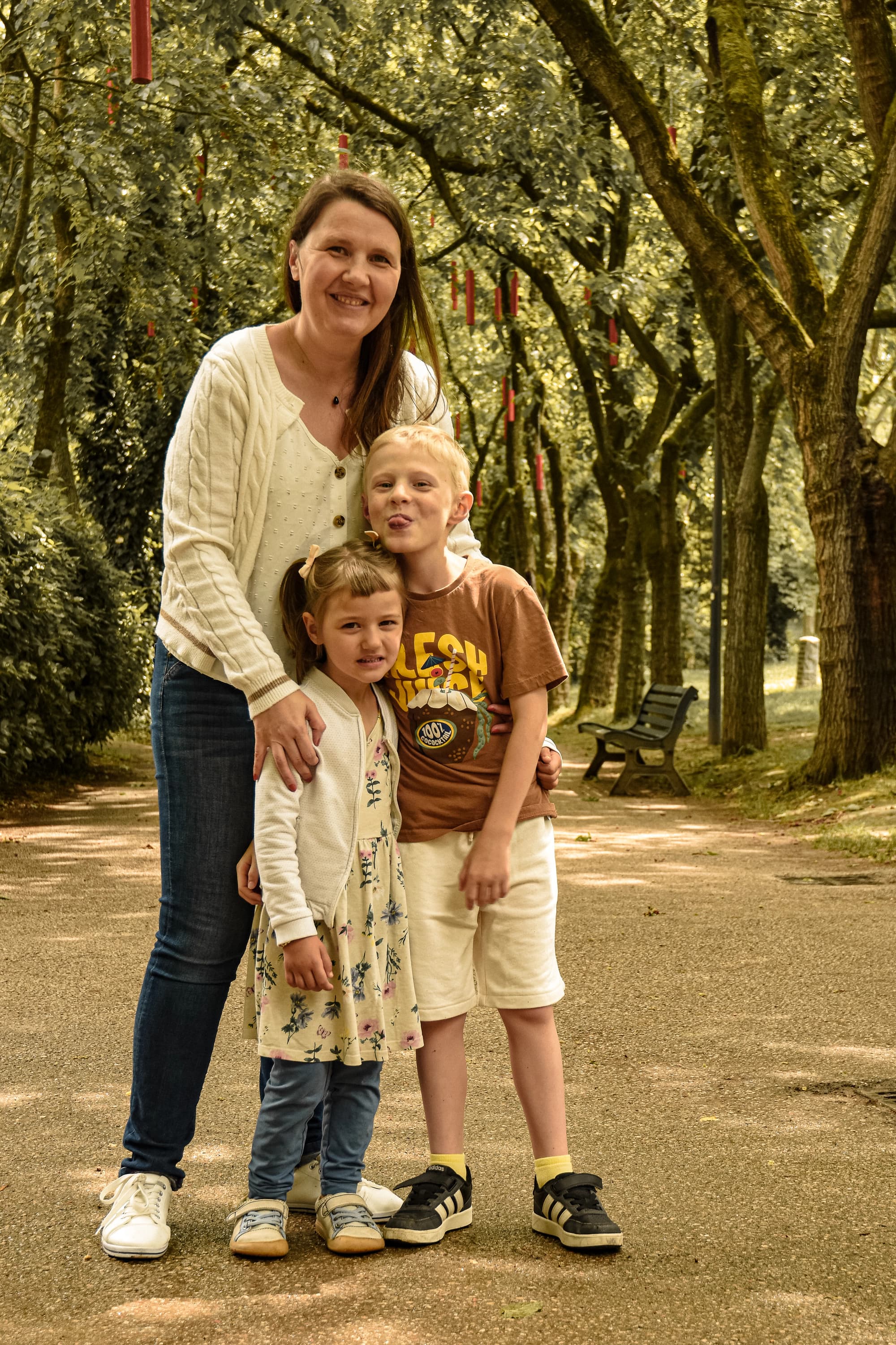 Enfants maman parc grimace, séance photo famille à Toulouse