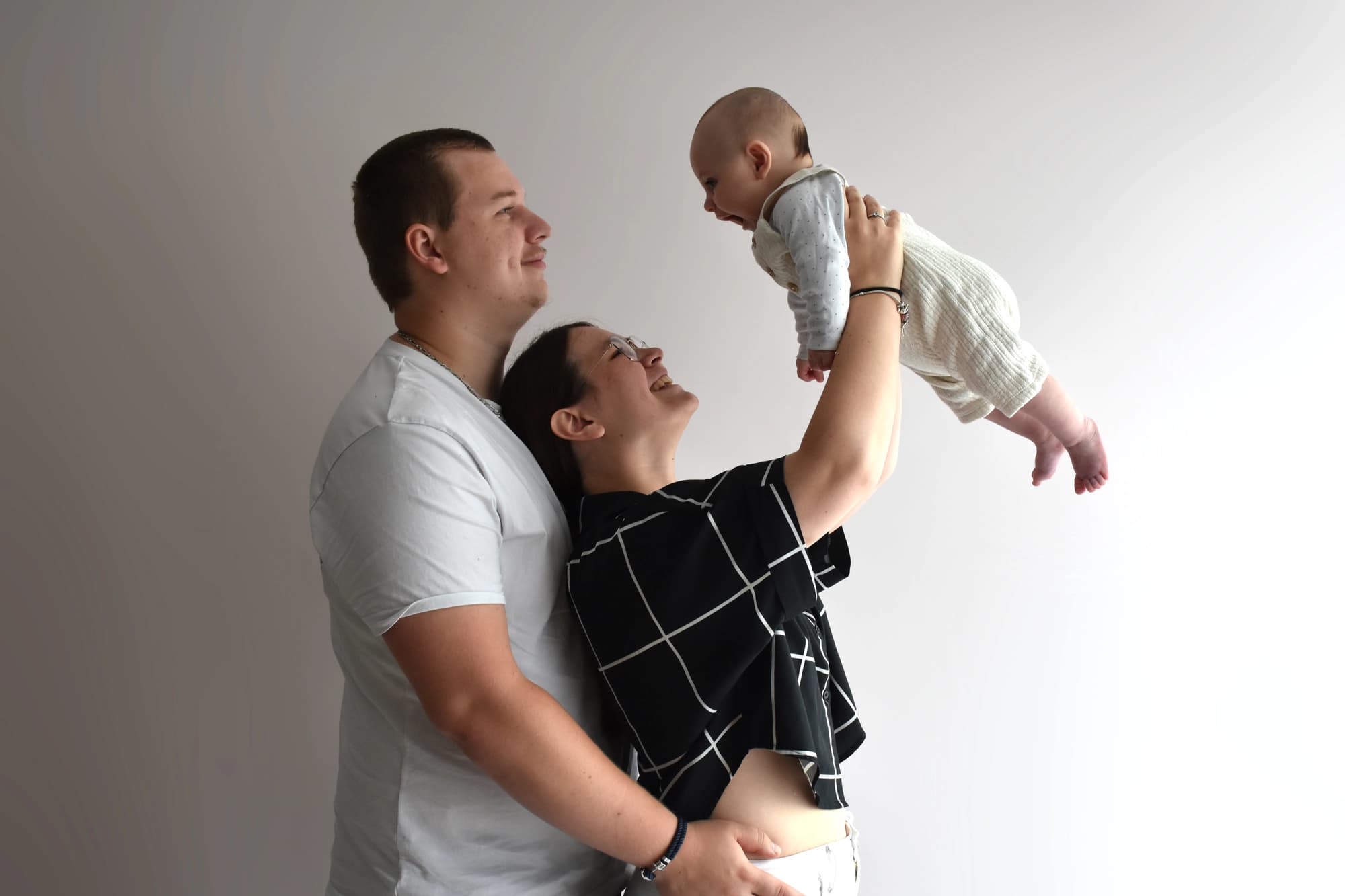 Famille papa maman bébé, séance photo famille à Toulouse