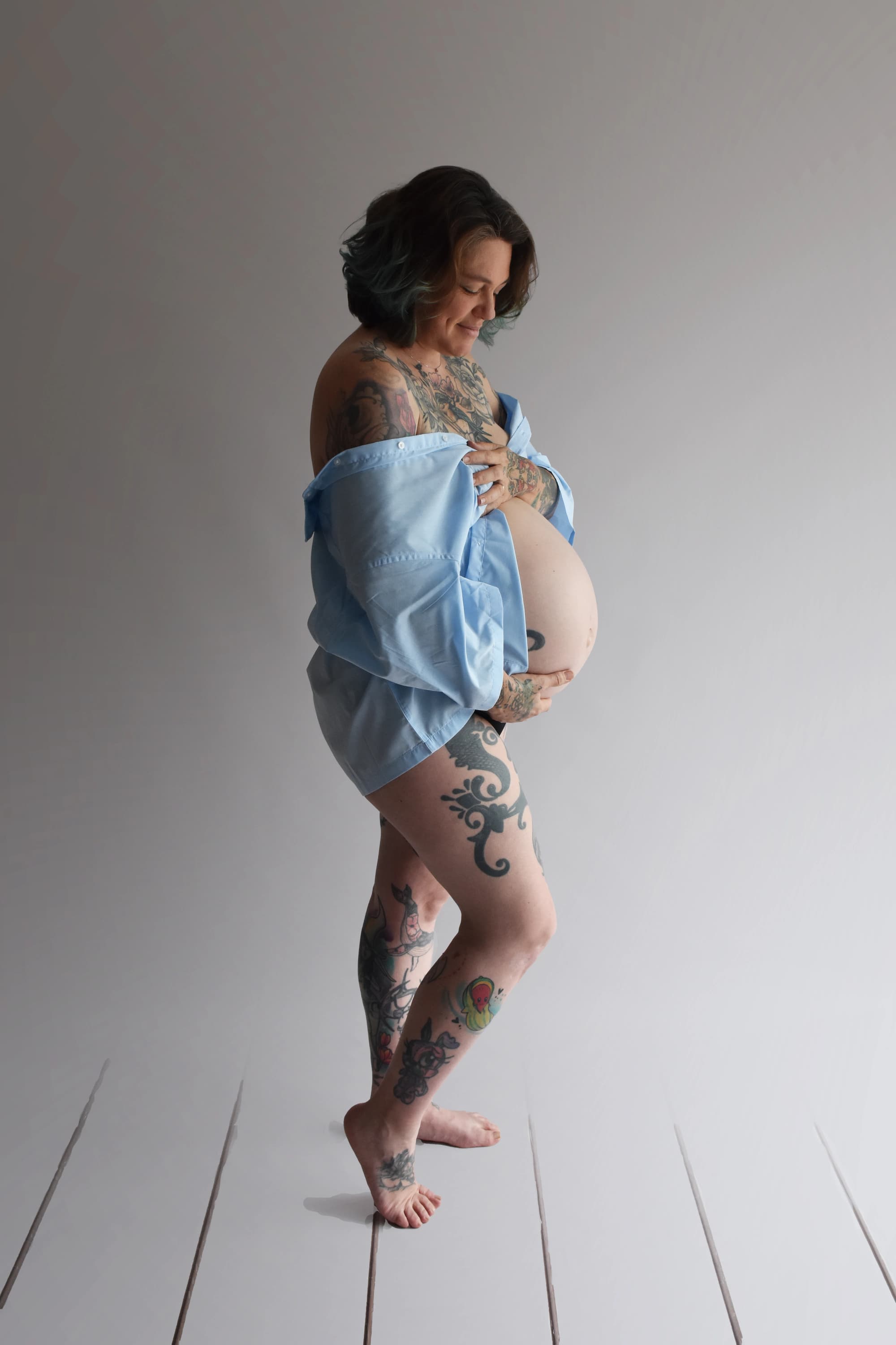 Grossesse regard ventre, séance photo grossesse à Toulouse