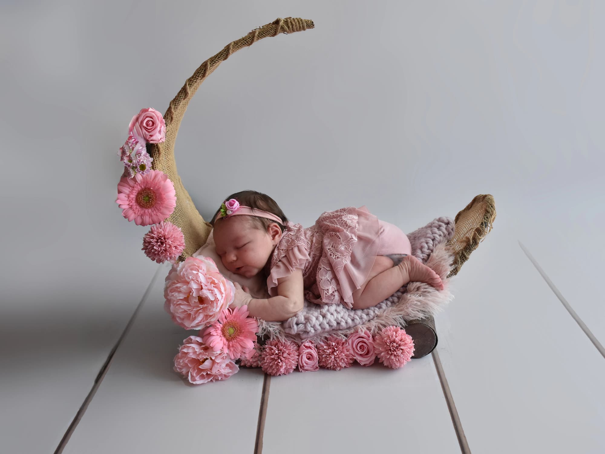 Nouveau-né lune rose, séance photo nouveau-né à Toulouse