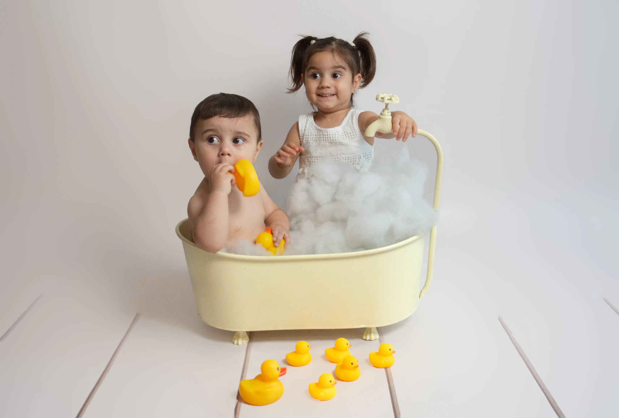 Photo baignoire vintage, séance photo bébé à Toulouse