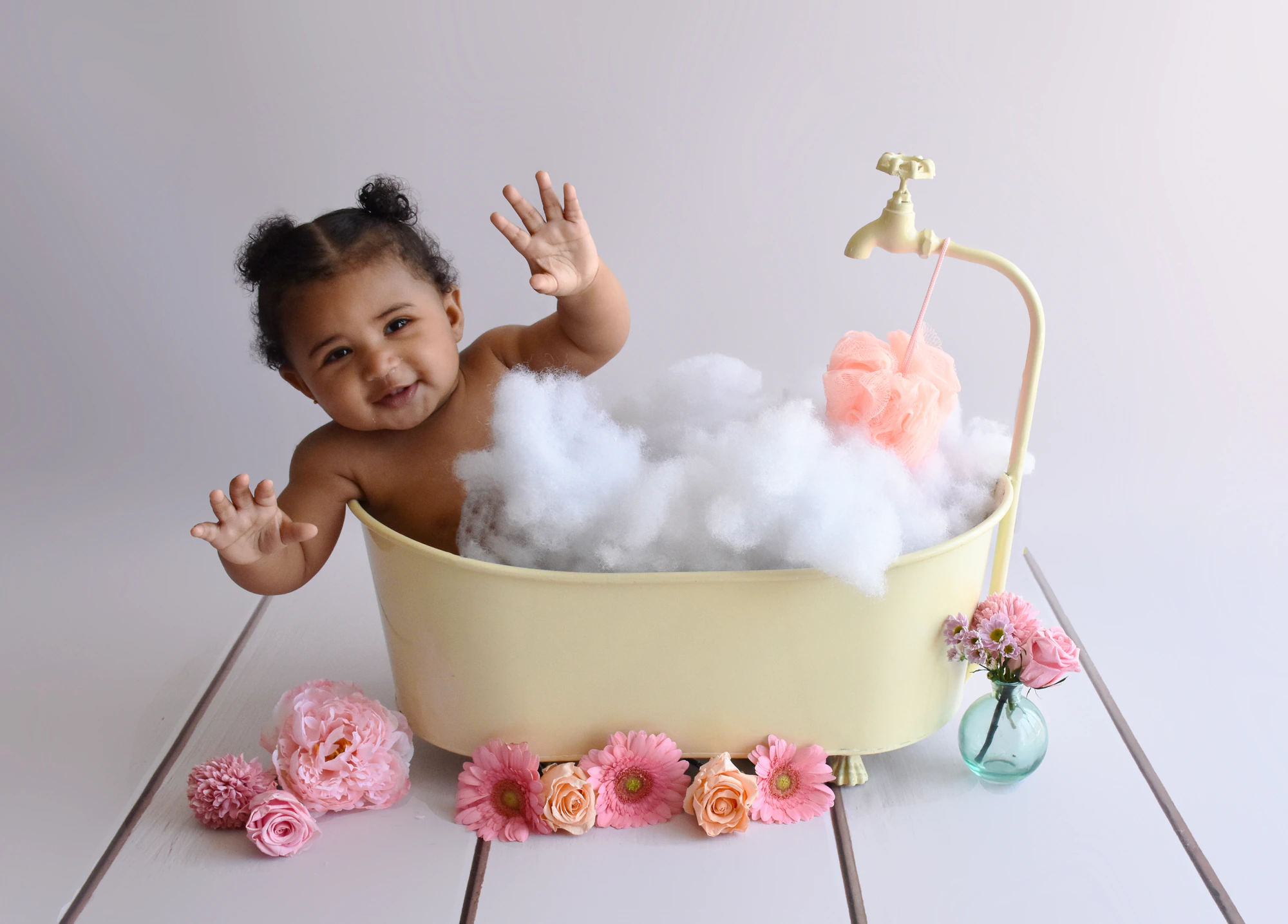 Scene bébé bain coucou, séance photo bébé à Toulouse