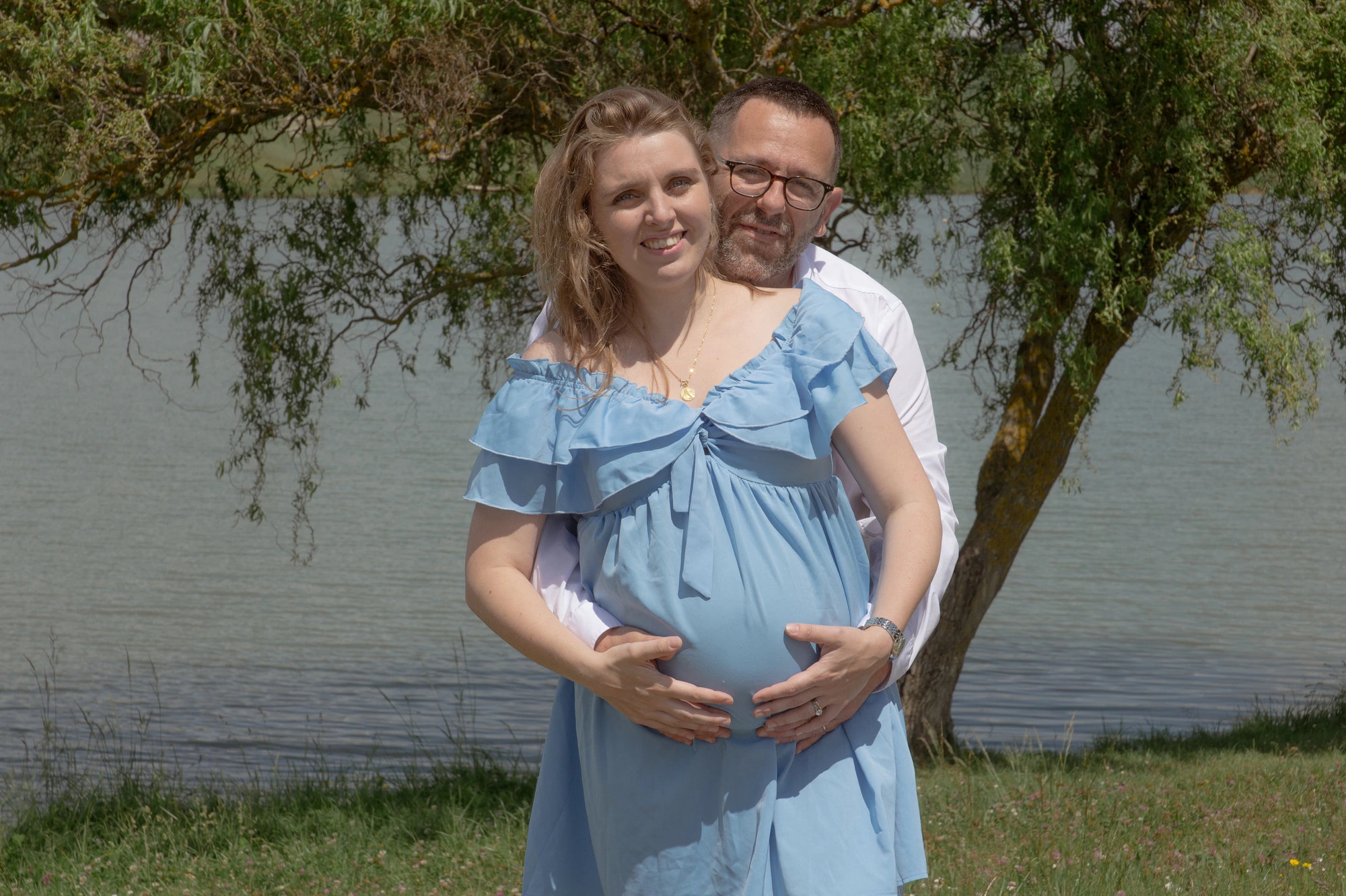 Shooting femme enceinte lac, séance photo grossesse à Toulouse