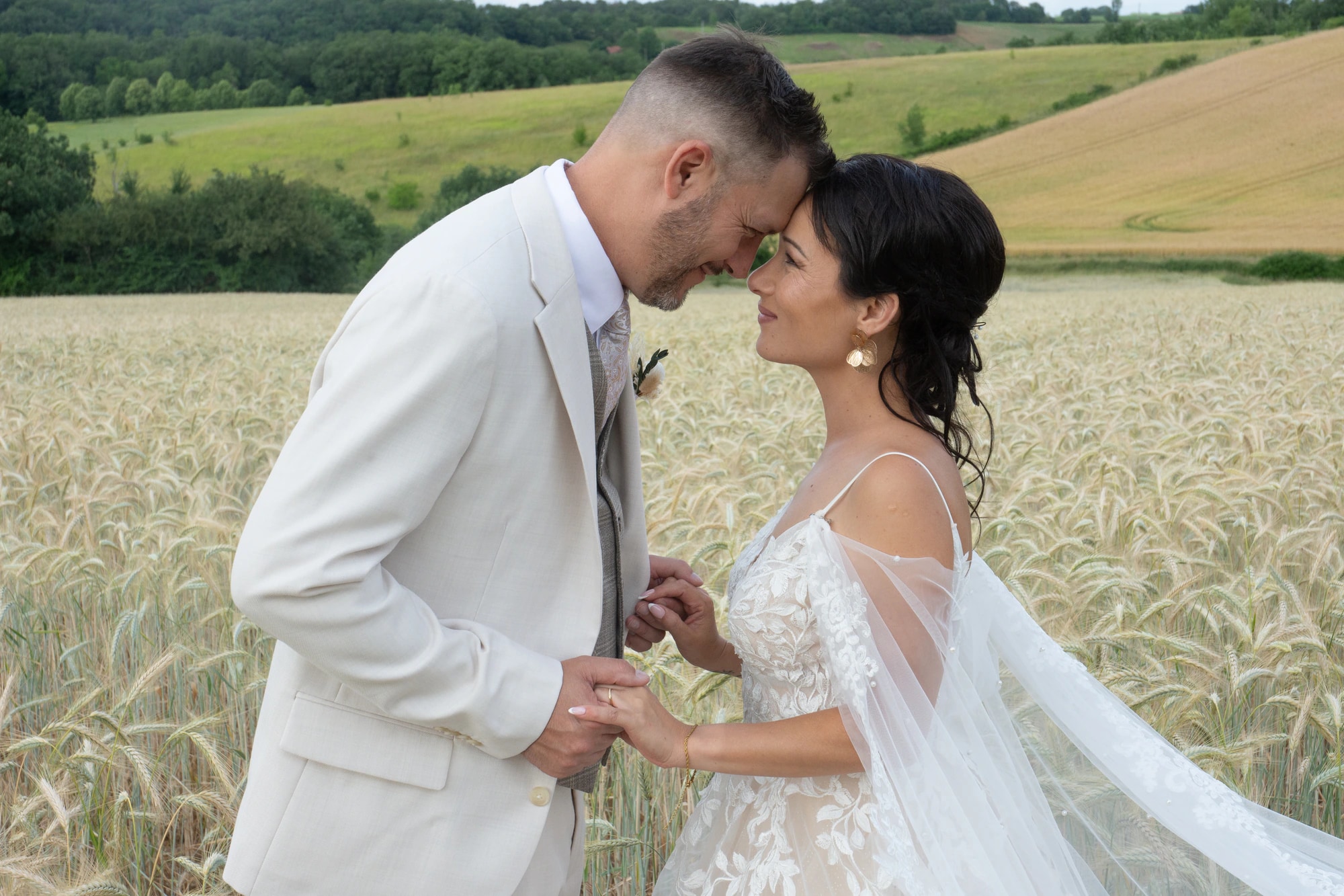 Maries complices dans les bles, séance photo mariage à Toulouse
