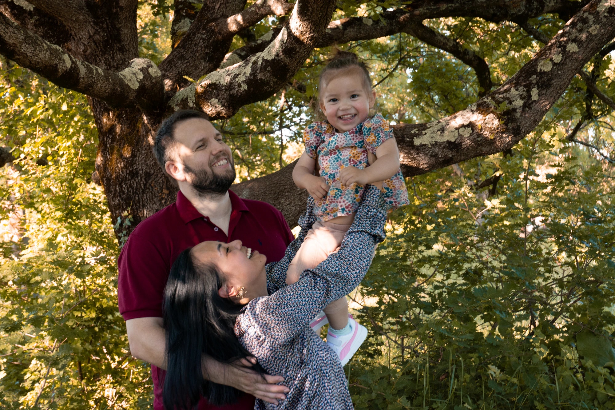 Famille souriante pendant une séance photo à Toulouse