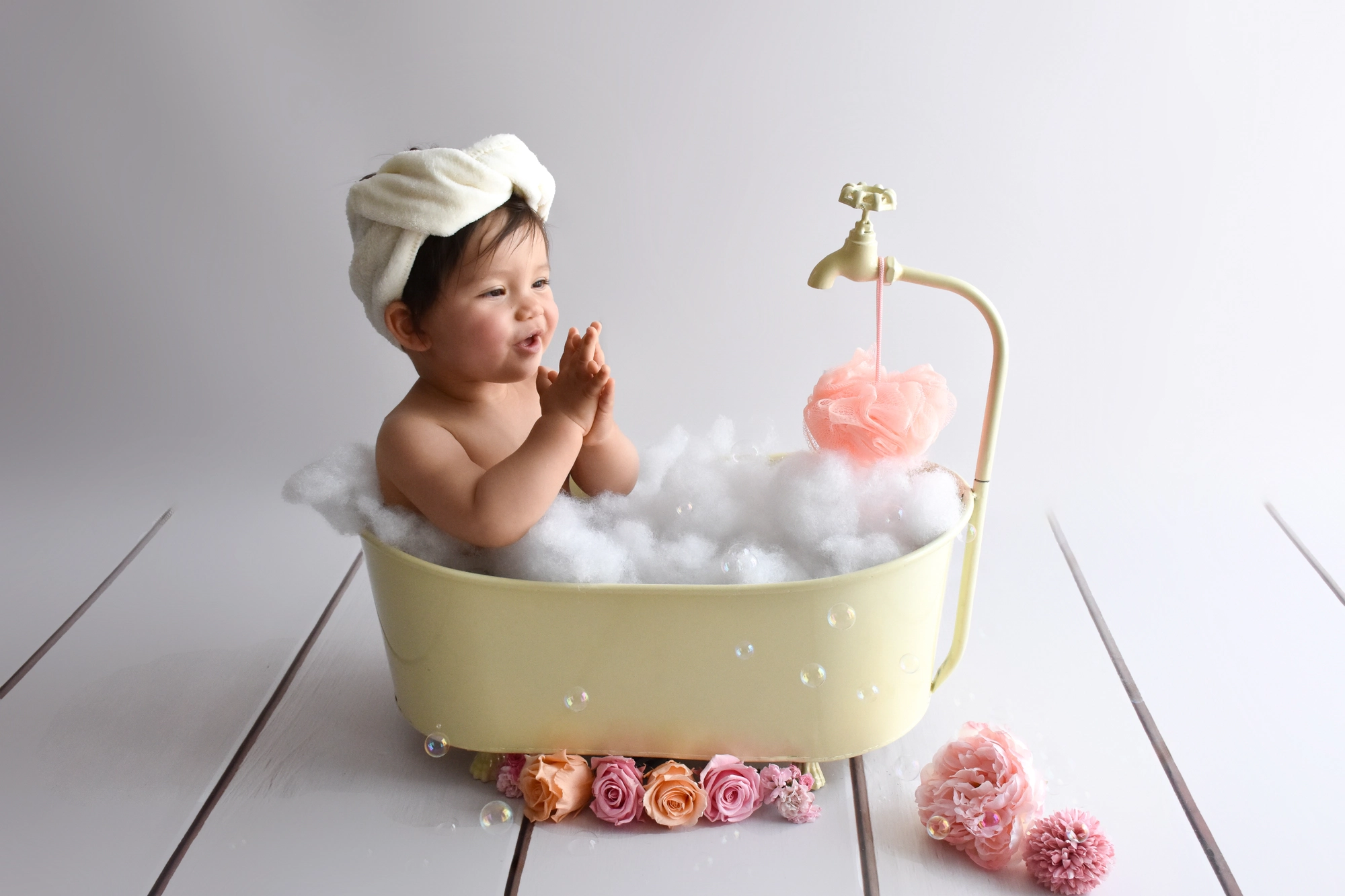 Séance photo bébé vintage avec Léa dans une baignoire mousse en studio à Toulouse