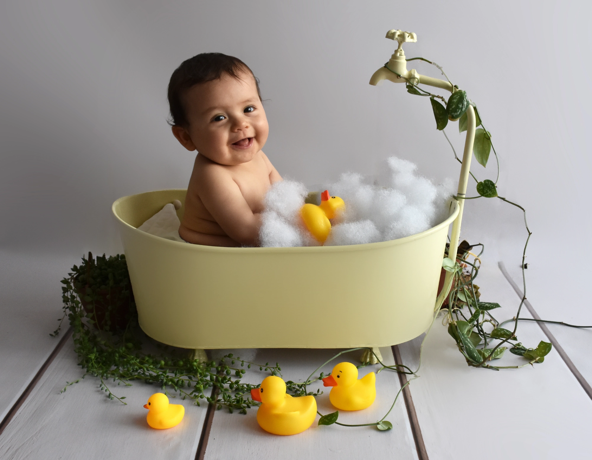 Scene bébé baignoire mousse, séance photo bébé à Toulouse