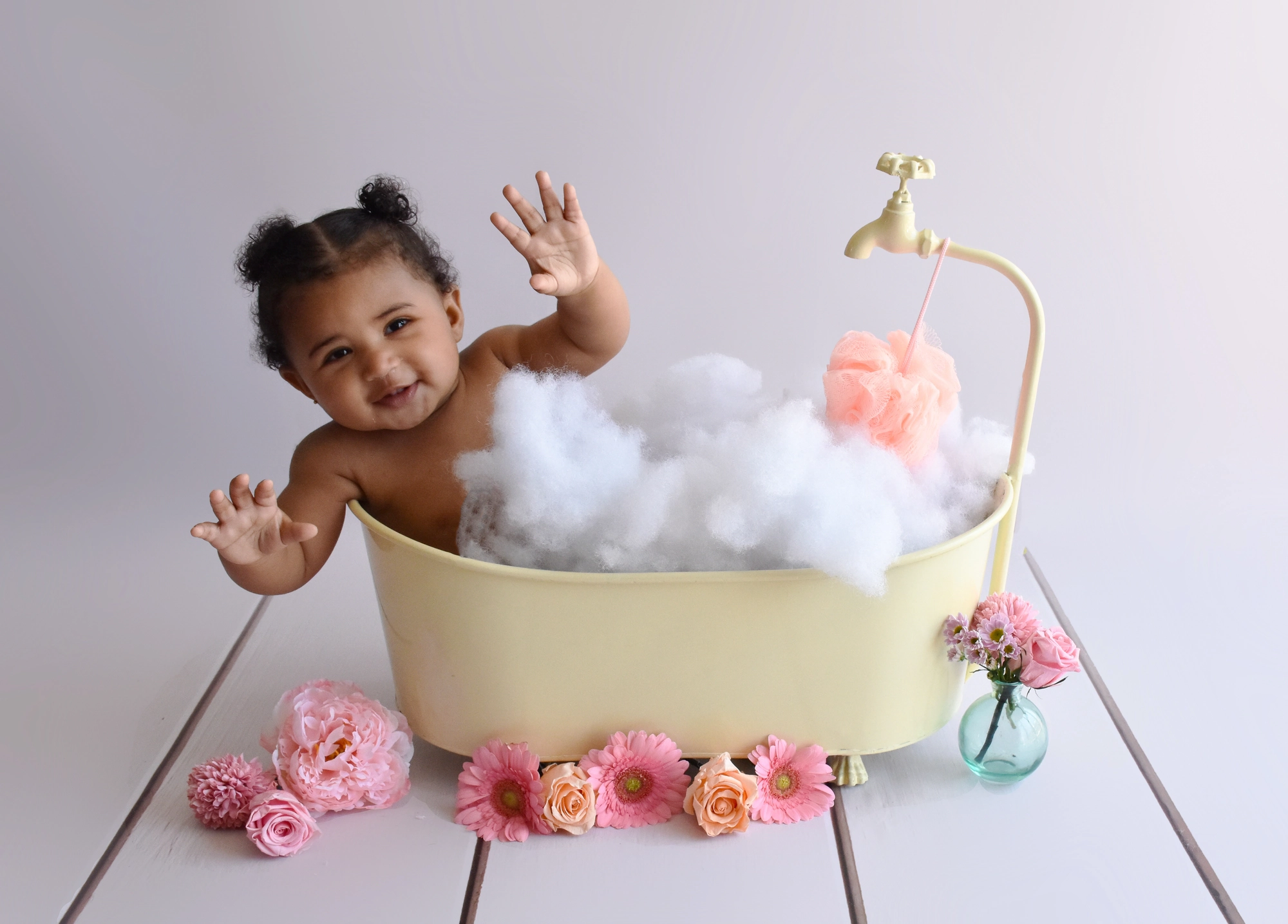 Scene bébé bain coucou, séance photo bébé à Toulouse