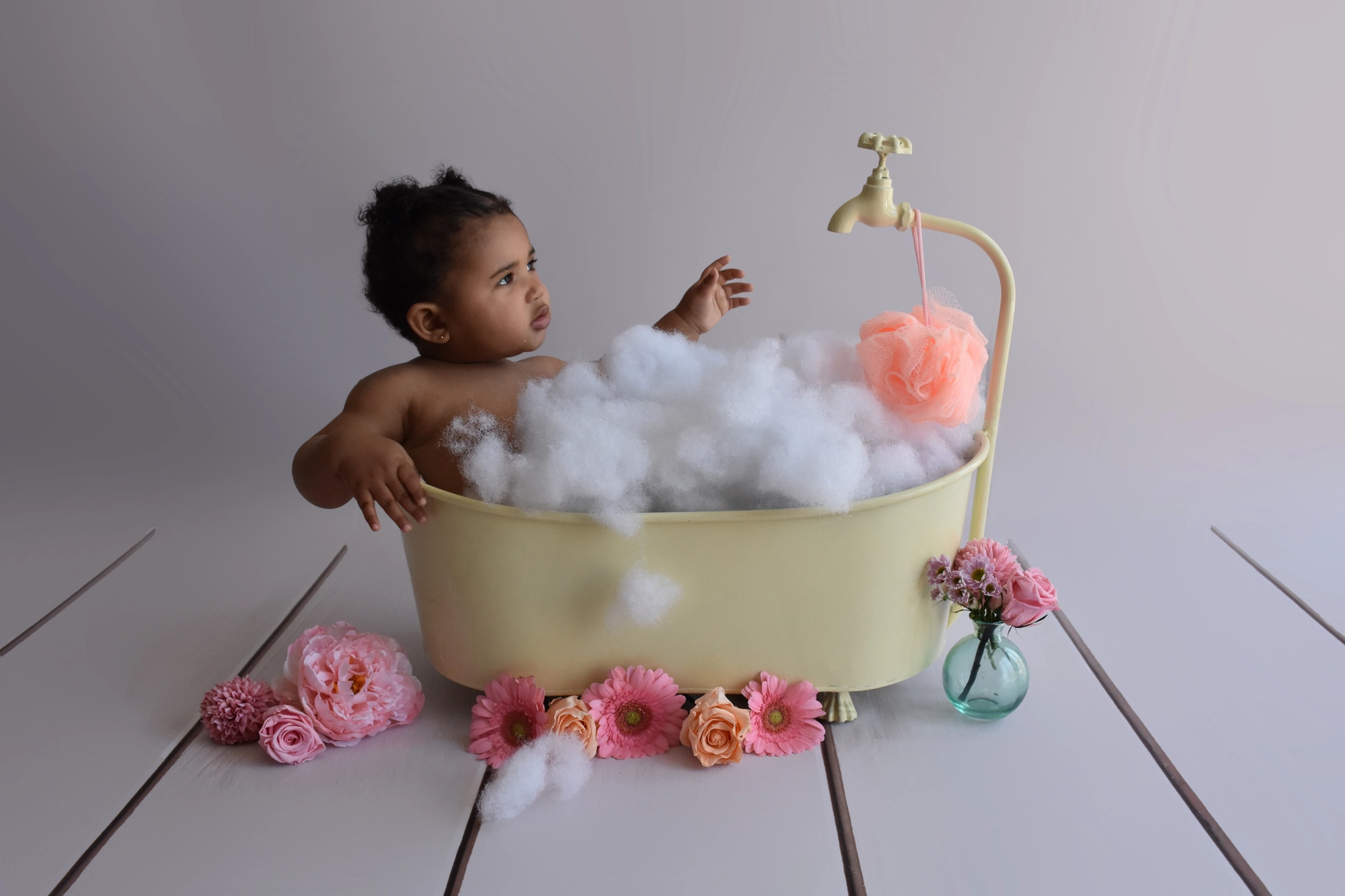 Scene bébé bain detente, séance photo bébé à Toulouse