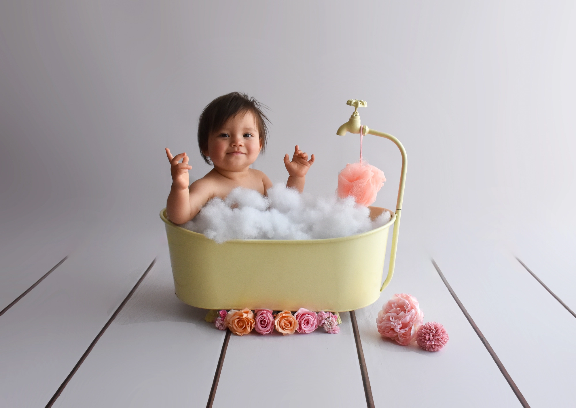 Scene bébé bain joie, séance photo bébé à Toulouse