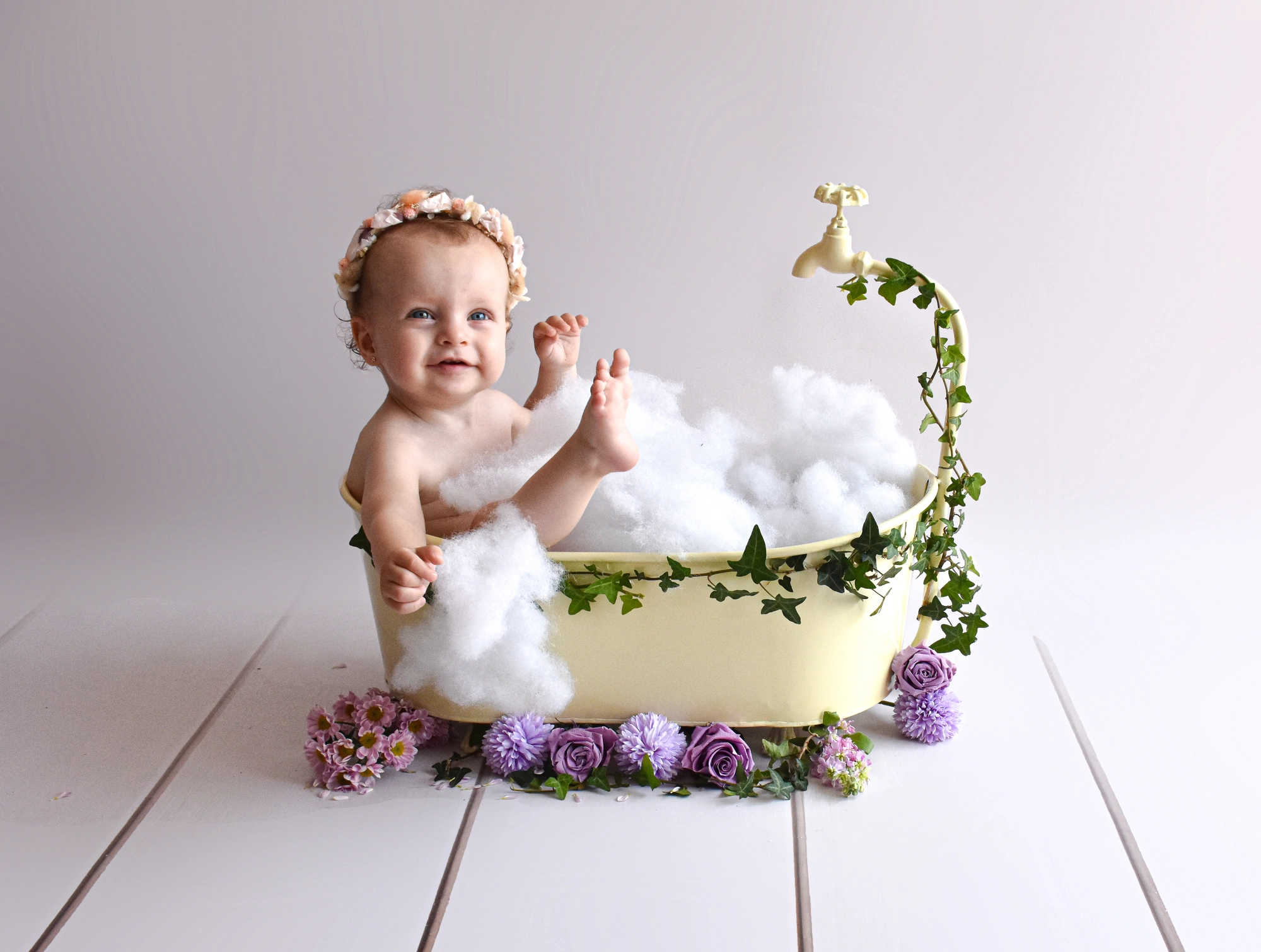 Scene bébé bain pied en lair, séance photo bébé à Toulouse