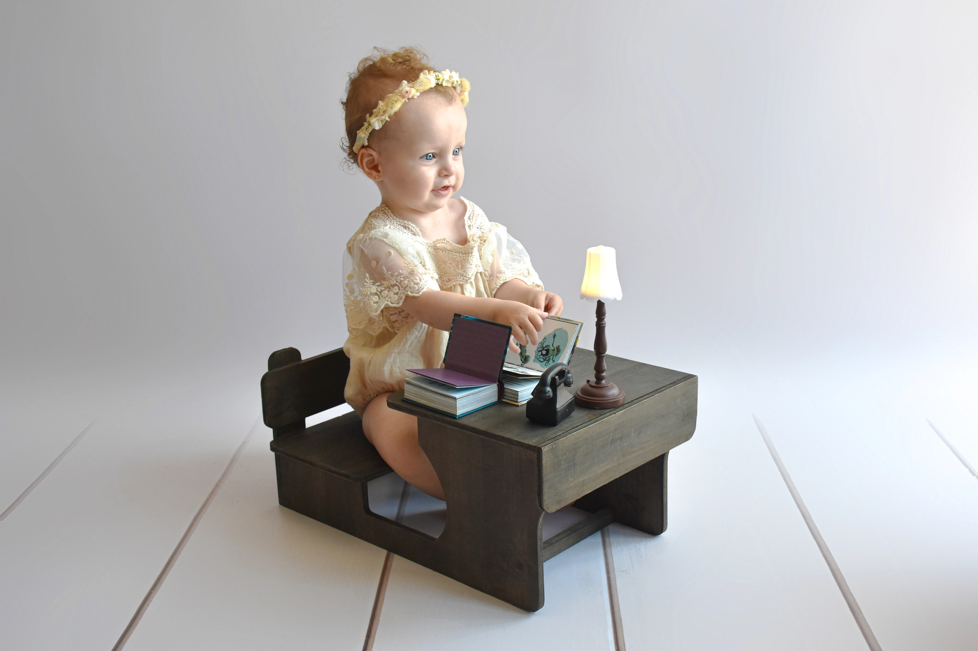 Scene bébé studieux, séance photo bébé à Toulouse