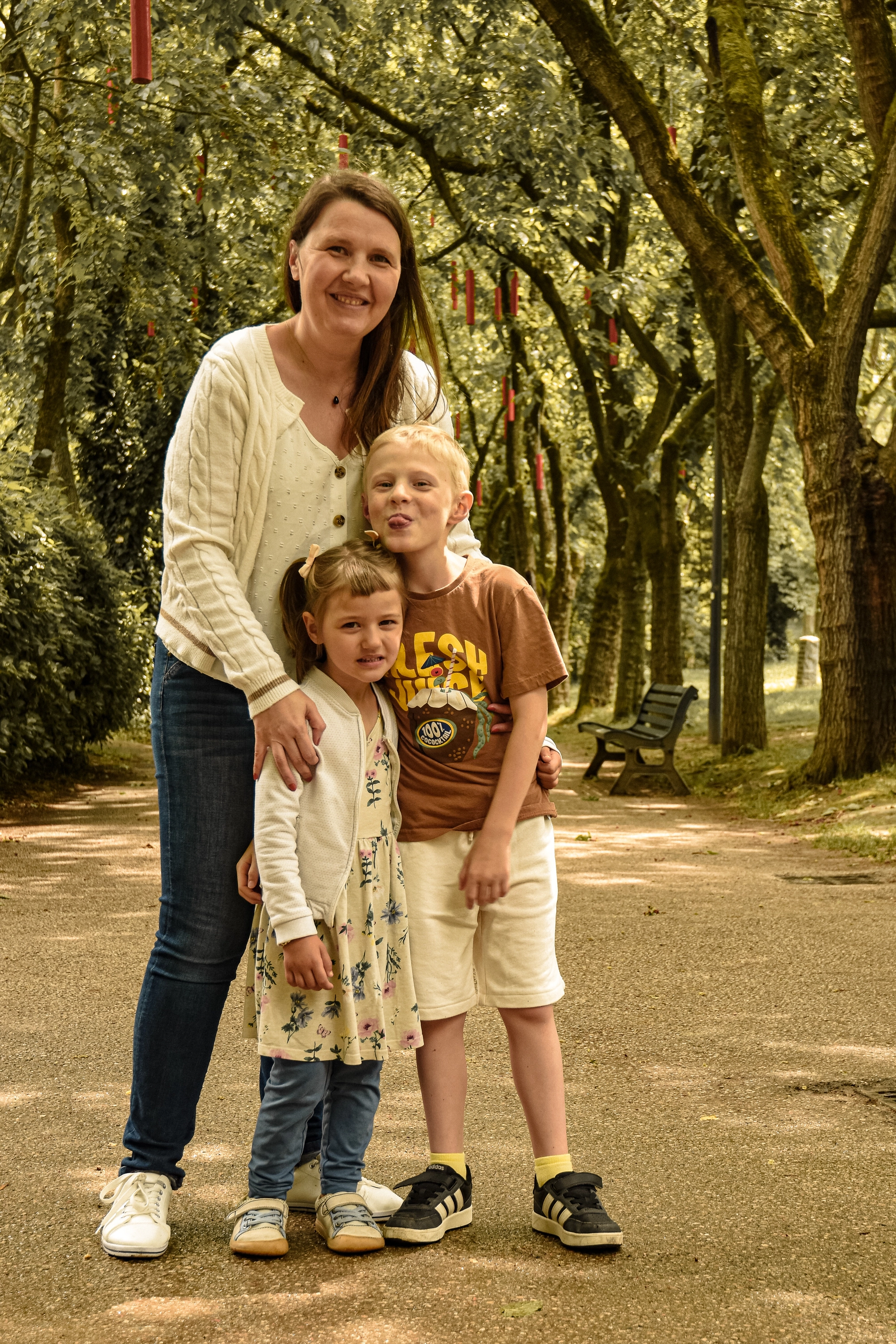 Enfants maman parc grimace, séance photo famille à Toulouse