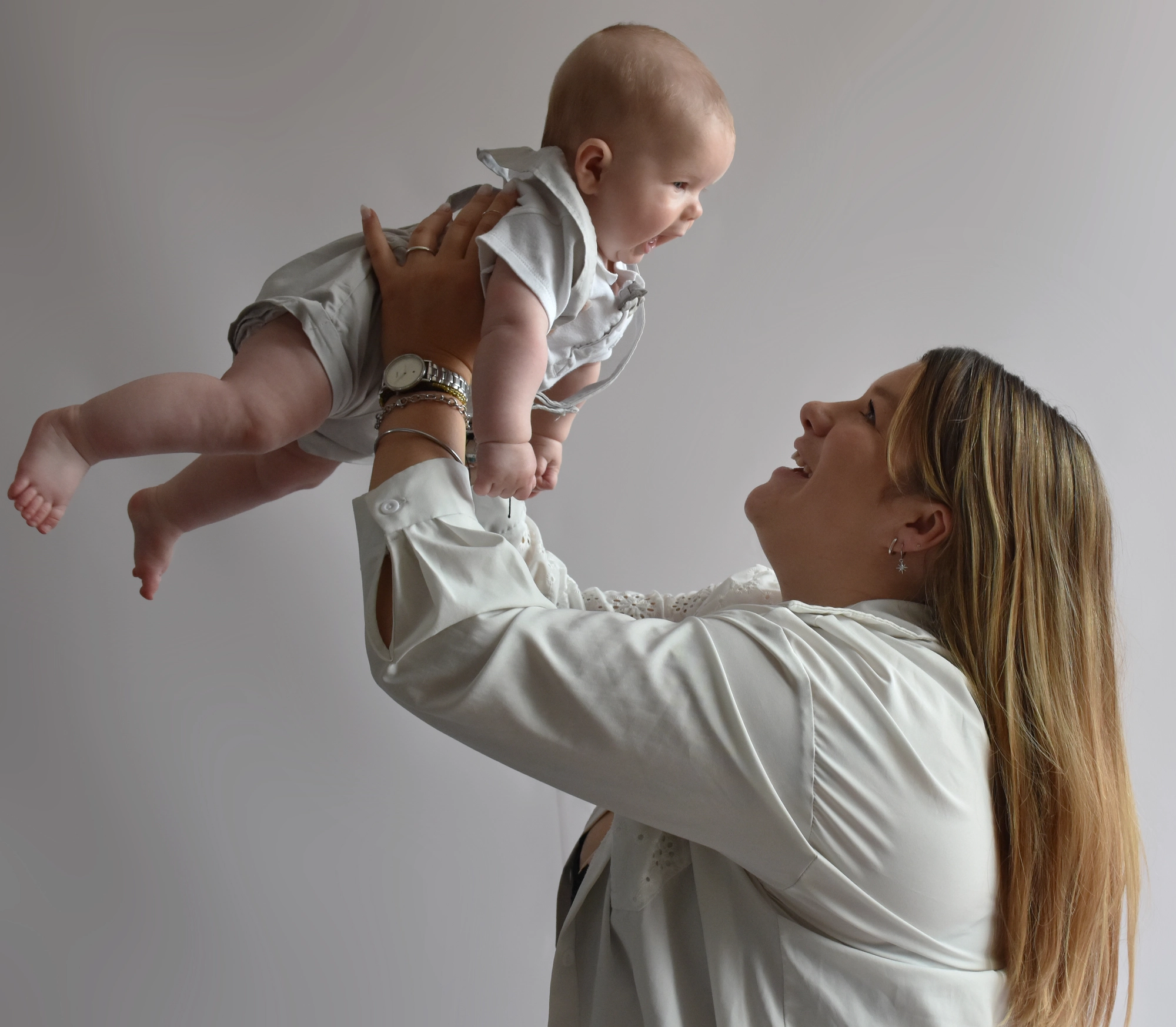 Famille maman bébé vole, séance photo famille à Toulouse