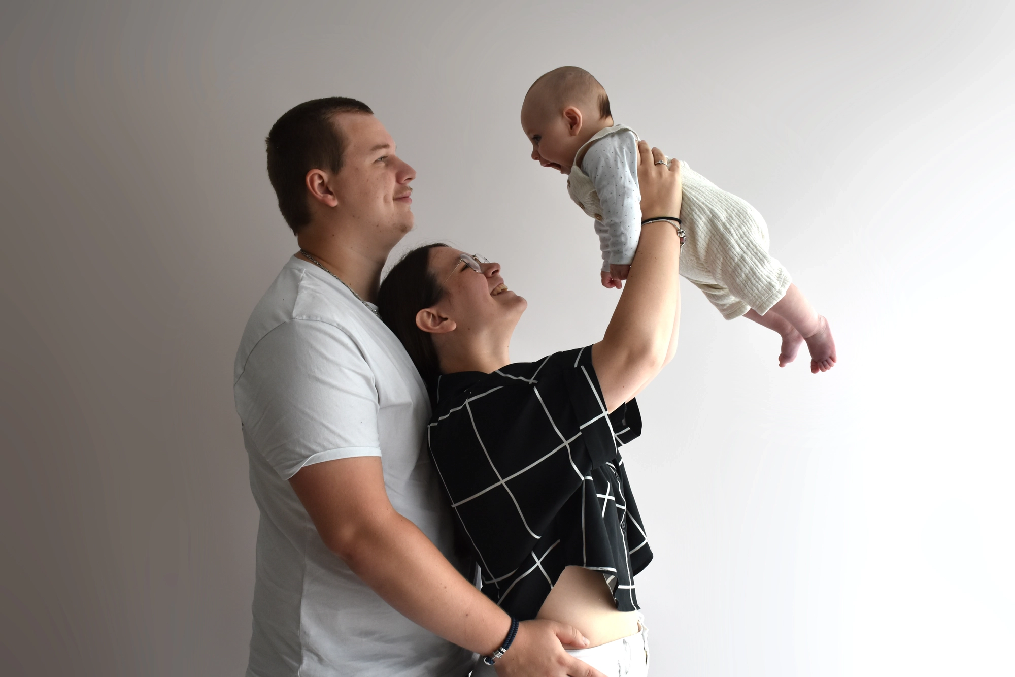 Famille papa maman bébé, séance photo famille à Toulouse