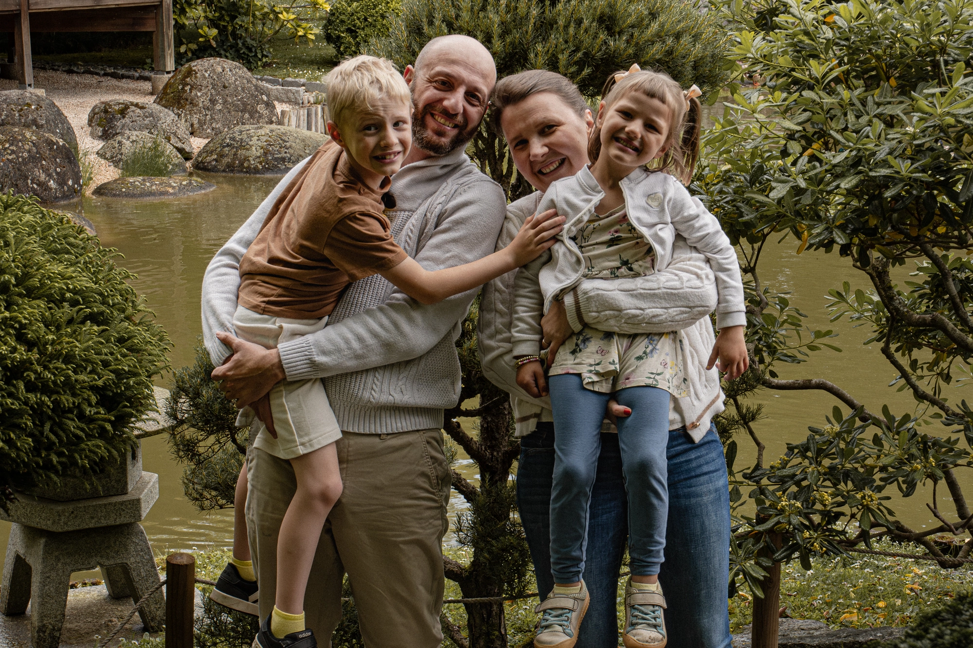 Famille sourire jardin japonais, séance photo famille à Toulouse