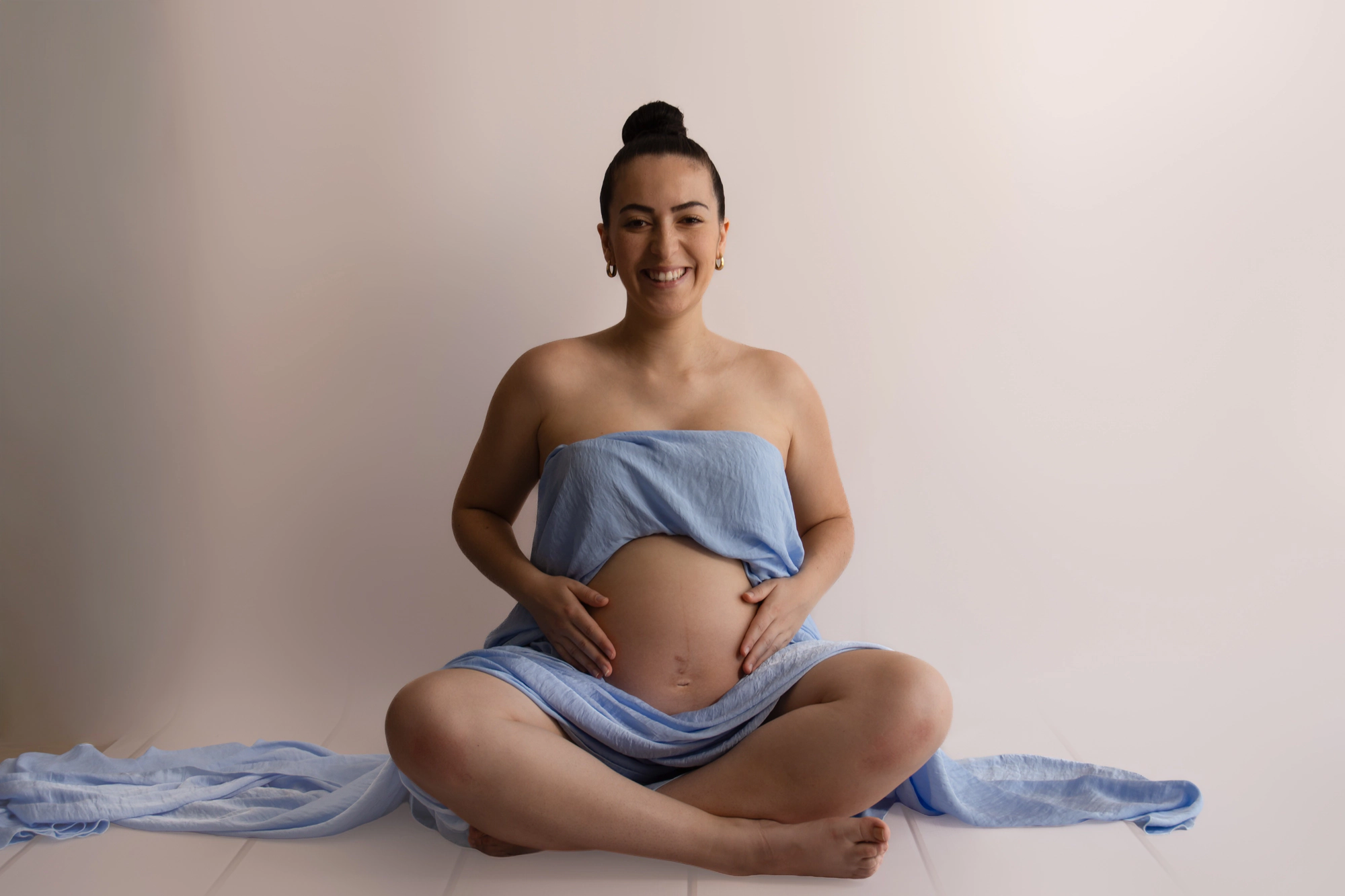 Grossesse bleu sourire, séance photo grossesse à Toulouse