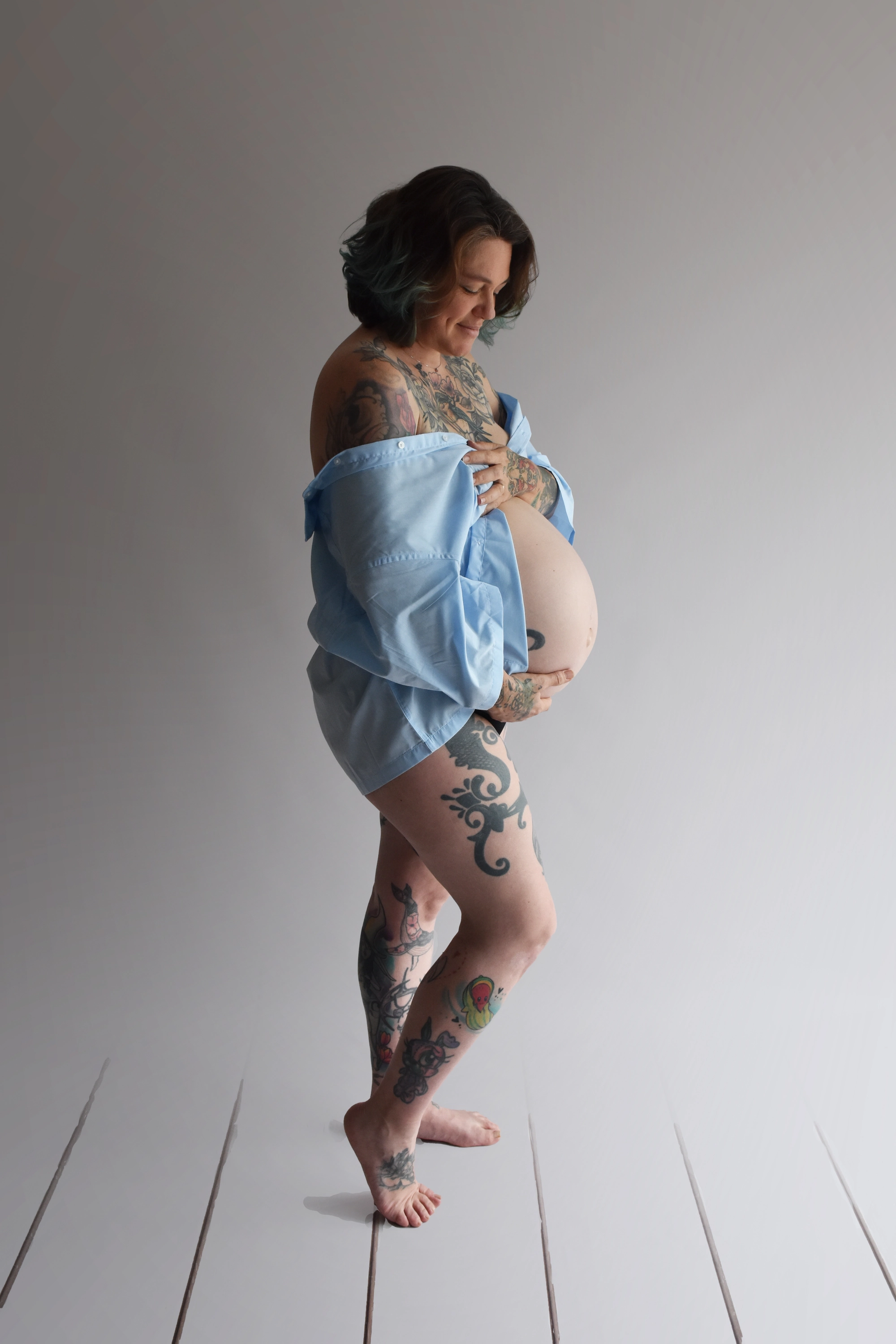 Grossesse regard ventre, séance photo grossesse à Toulouse