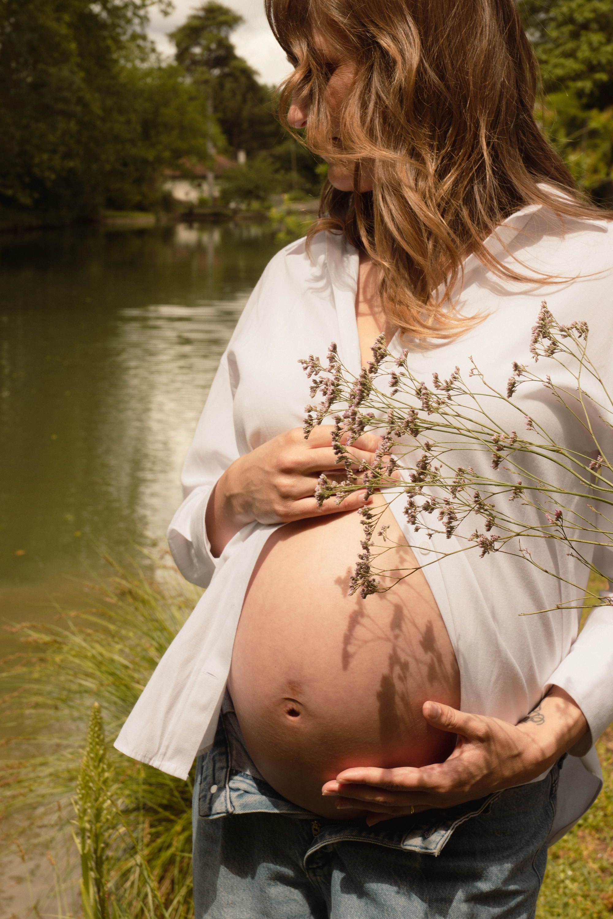 Grossesse ventre fleur canal midi, séance photo grossesse à Toulouse
