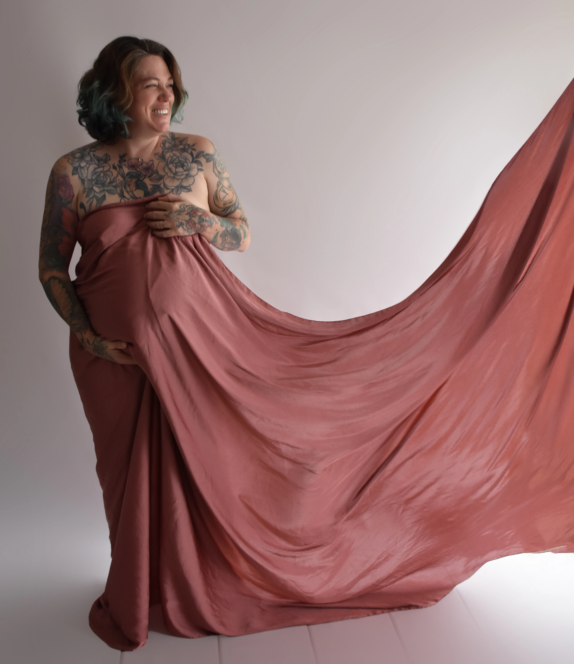 Grossesse voile rose sourire, séance photo grossesse à Toulouse