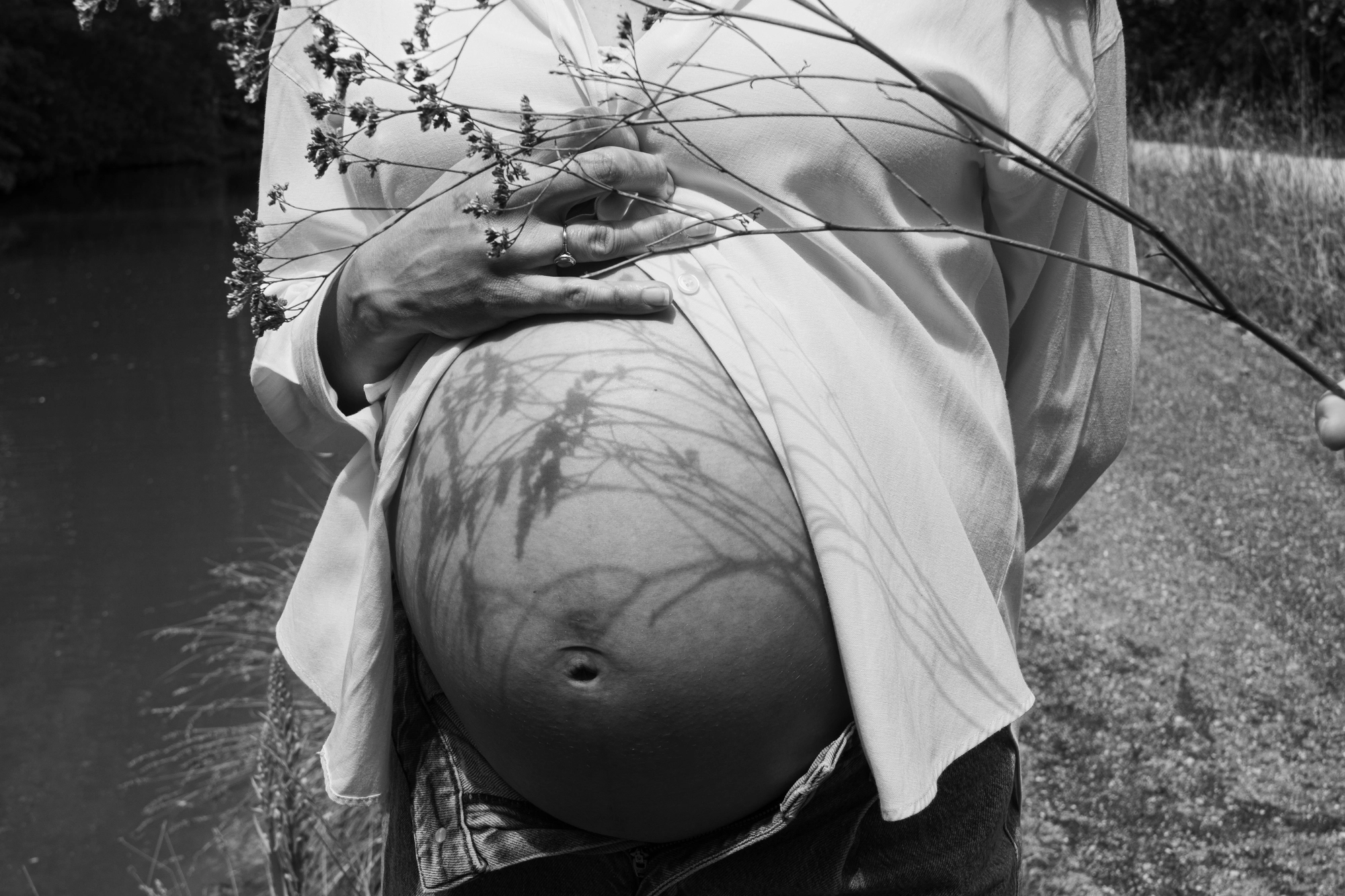Ventre grossesse fleur noir et blanc, séance photo grossesse à Toulouse