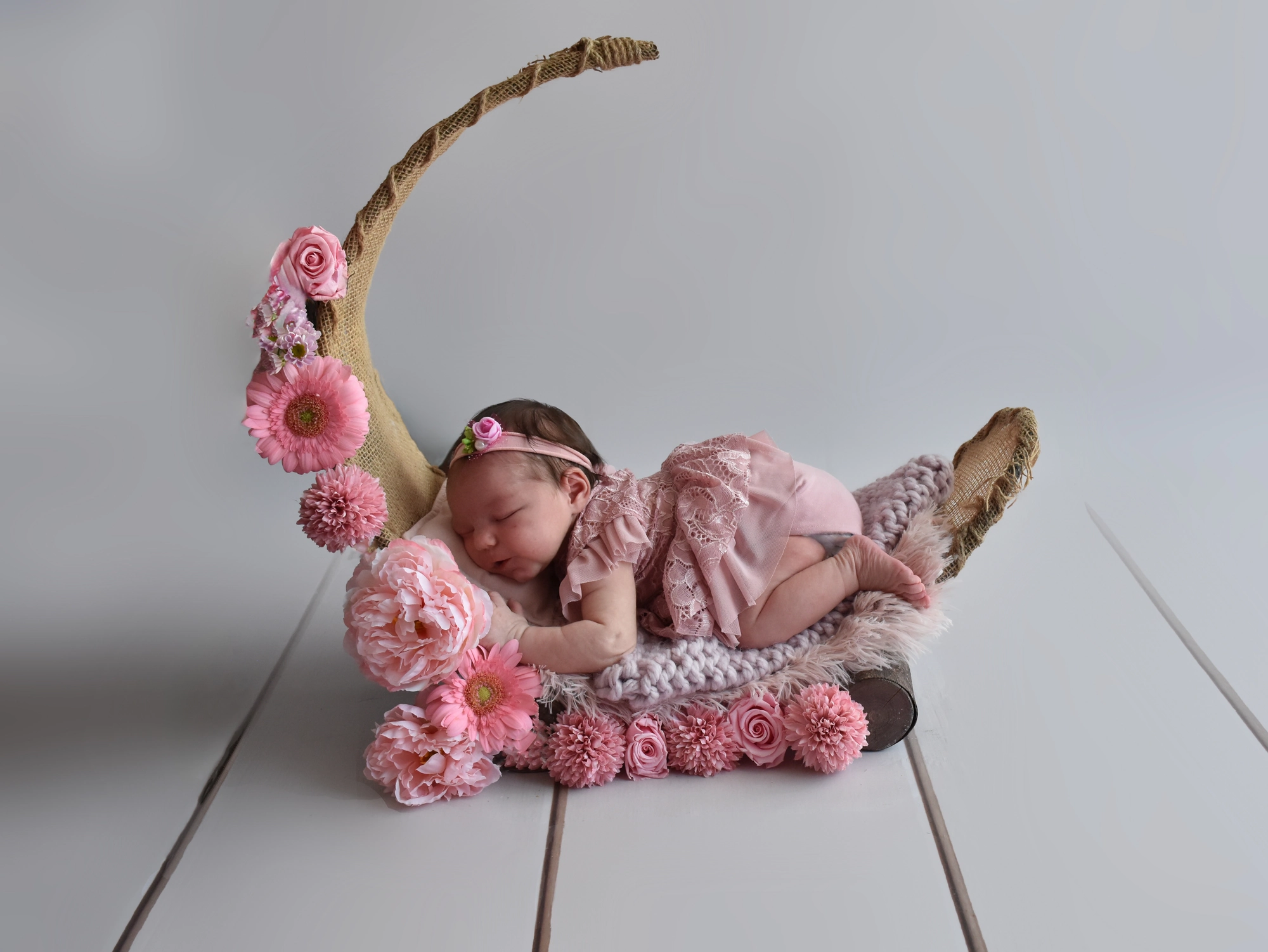 Nouveau-né lune rose, séance photo nouveau-né à Toulouse